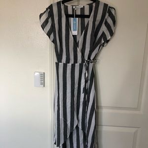 BRAND NEW! Gray & white v-neck wrap dress